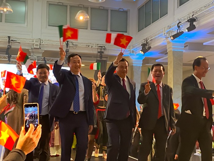 Với đường bay thẳng giữa Hà Nội và Milan, các hoạt động giao lưu văn hóa, du lịch và kinh tế sẽ có động lực to lớn để phát triển trong tương lai. 2. Với đường bay thẳng giữa Hà Nội và Milan, các hoạt động giao lưu văn hóa, du lịch và kinh tế sẽ có động lực to lớn để phát triển trong tương lai.jpg