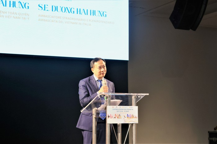 Ông Dương Hải Hưng - Đại sứ Việt Nam tại Italy phát biểu tại sự kiện, khẳng định tiềm năng phát triển du lịch to lớn của hai quốc gia. 3. Ông Dương Hải Hưng - Đại sứ Việt Nam tại Italy phát biểu tại sự kiện, khẳng định tiềm năng phát triển du lịch to lớn của hai quốc gia.jpg