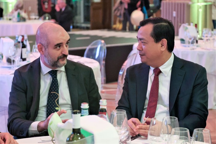Ông Nguyễn Trùng Khánh - Cục trưởng Cục Du lịch Quốc gia và Ông Raffaele Cattaneo - Quốc vụ khanh vùng Lombardia đã có những thảo luận để hai bên tăng cường hợp tác, thúc đẩy du lịch hai chiều. 7. Ông Nguyễn Trùng Khánh - Cục trưởng Cục Du lịch Quốc gia và Ông Raffaele Cattaneo - Quốc vụ khanh vùng Lombardia đã có những thảo luận để hai bên tăng cường hợp tác, thúc đẩy du lịch hai chiều.jpg