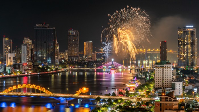 Du lịch Đà Nẵng hứa hẹn bùng nổ khi Emirates chính thức mở đường bay thẳng đến thành phố biển này. Du lịch Đà Nẵng hứa hẹn bùng nổ khi Emirates chính thức mở đường bay thẳng đến thành phố biển này.