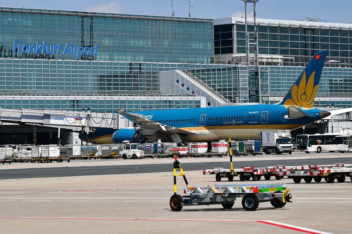 Vietnam Airlines triển khai chương trình ưu đãi đặc biệt cho hành khách khởi hành từ Hà Nội và Thành phố Hồ Chí Minh đến các quốc gia châu Âu. Ảnh 1. Vietnam Airlines triển khai chương trình ưu đãi đặc biệt cho hành khách khởi hành từ Hà Nội và TP. Hồ Chí Minh đến các quốc gia châu Âu.jpg