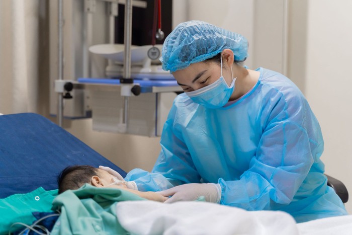 Bé T được gặp mẹ sau ca mổ có kết quả tích cực Anh 4.jpg