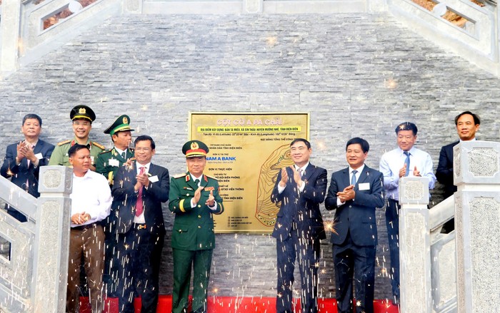 Các đại biểu thực hiện nghi thức gắn biển Công trình Cột cờ A Pa Chải. Khanh thanh cot co A Pa Chai (2).jpg