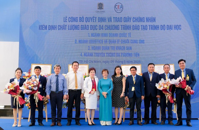 Đại diện 04 chương trình đào tạo đại học của GDU (cầm hoa) được trao chứng nhận kiểm định. Đại diện 04 chương trình đào tạo đại học của GDU (cầm hoa) được trao chứng nhận kiểm định.