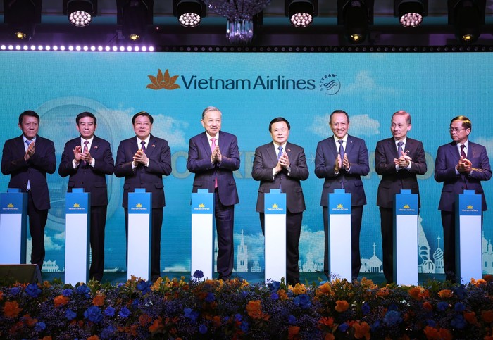 Vietnam Airlines tổ chức Lễ công bố đường bay thẳng giữa Hà Nội - Moscow dưới sự chứng kiến của Tổng Bí thư Tô Lâm. Vietnam Airlines tổ chức Lễ công bố đường bay thẳng giữa Hà Nội - Moscow, dưới sự chứng kiến của đồng chí Tô Lâm, Tổng Bí thư BCHTW, cùng đại diện lãnh đạo cấp cao hai nước.jpg