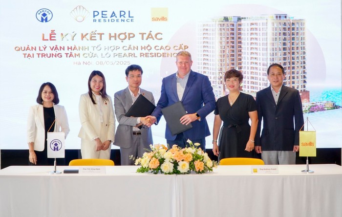 Đại diện chủ đầu tư tổ hợp căn hộ cao cấp Pearl Residence và Savills Việt Nam tại lễ ký kết. 01 Pearl Residence hợp tác với Savills Việt Nam.jpg