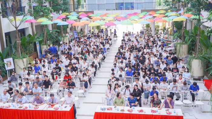 Quang cảnh buổi gặp mặt của Khoa Y vô cùng náo nhiệt. hb12.jpg