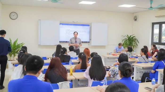 Tiến sĩ Nguyễn Văn Ngữ – Bí thư Đảng uỷ, Chủ tịch Hội đồng Trường trả lời những băn khoăn thắc mắc của các bạn tân sinh viên. hb23.jpg
