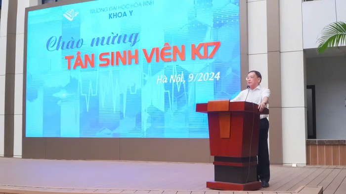 Nhà giáo Nhân dân, Phó Giáo sư, Tiến sĩ Tô Ngọc Hưng – Hiệu trưởng Nhà trường đã đưa ra những lời dặn dò, lời khuyên trong buổi gặp mặt tân sinh viên tại sân trường được tổ chức bởi Khoa Y. hb25.jpg