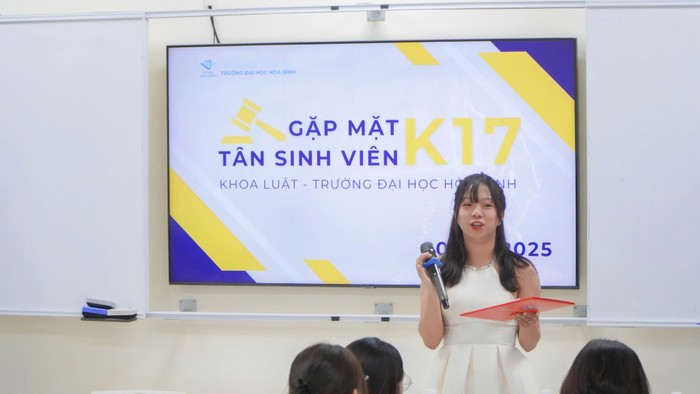 Buổi gặp mặt tân sinh viên K17 Khoa Luật diễn ra đầy sôi nổi. hb26.jpg