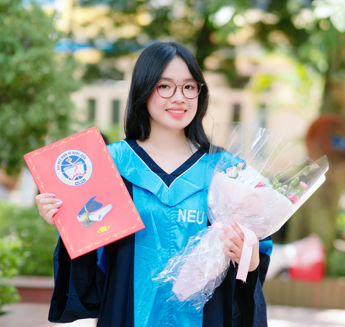 Với GPA 3.9/4.0, Yến Nhi là thủ khoa chuyên ngành Truyền thông Marketing của Trường Đại học Kinh tế Quốc dân. Với GPA 3.9/4.0, Yến Nhi là thủ khoa chuyên ngành Truyền thông Marketing của Trường Đại học Kinh tế Quốc dân.