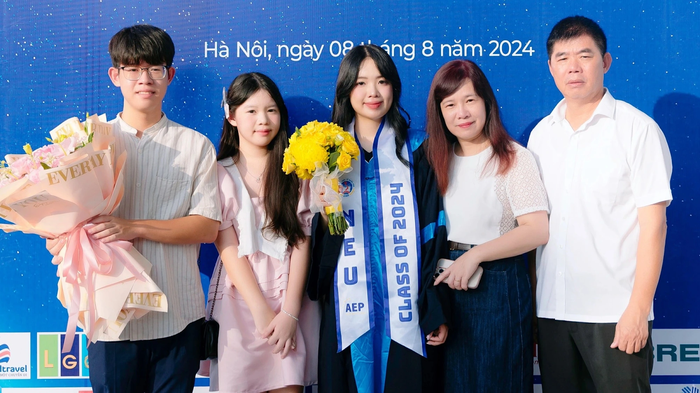 Yến Nhi chụp ảnh cùng gia đình tại lễ tốt nghiệp. Yến Nhi chụp ảnh cùng gia đình tại lễ tốt nghiệp.