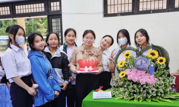 Cô Nguyễn Thị Minh Hiển cùng các em học sinh Trường Trung học phổ thông Tây Trà, Quảng Ngãi. Ảnh: NVCC