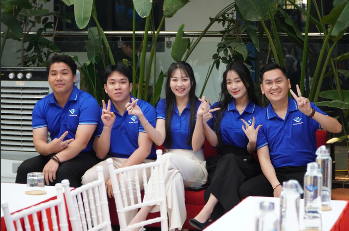 Nhóm sinh viên Khoa Luật, Trường Đại học Hòa Bình gồm các bạn Trần Quang Huy, Nguyễn Thị Thủy Tiên, Vũ Phúc Lâm, Nguyễn Thanh Tú và Nguyễn Thị Ngọc Huyền. Nhóm sinh viên Khoa Luật, Trường Đại học Hòa Bình gồm các bạn Trần Quang Huy, Nguyễn Thị Thủy Tiên, Vũ Phúc Lâm, Nguyễn Thanh Tú và Nguyễn Thị Ngọc Huyền.