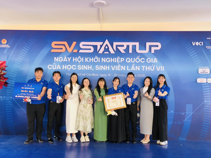 Thành tích đáng tự hào, thể hiện nỗ lực, sự đoàn kết và tinh thần khởi nghiệp đầy nhiệt huyết của tập thể nhóm sinh viên Khoa Luật, Trường Đại học Hòa Bình. Ảnh: NTCC Thành tích đáng tự hào, thể hiện nỗ lực, sự đoàn kết và tinh thần khởi nghiệp đầy nhiệt huyết của tập thể nhóm sinh viên Khoa Luật, Trường Đại học Hòa Bình. Ảnh: NTCC