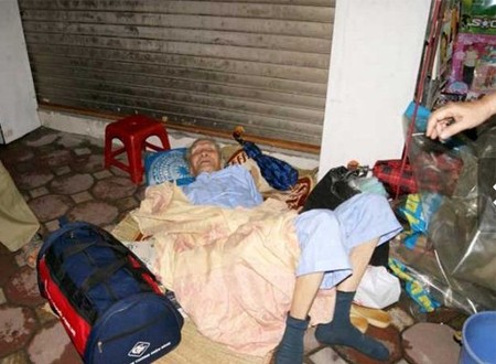 Chiều 7/9, người dân sống trên phố Núi Trúc và nhiều người đi đường đã chứng kiến cảnh thương tâm các con tranh cãi nhau rồi đem bố đã 87 tuổi, vừa xuất viện cho nằm ở vỉa hè hơn nửa ngày. Bức ảnh cùng câu chuyện được đăng tải trên Facebook đã tạo nên 1 làn sóng phẫn nộ đối với hành vi ứng xử của những người con.