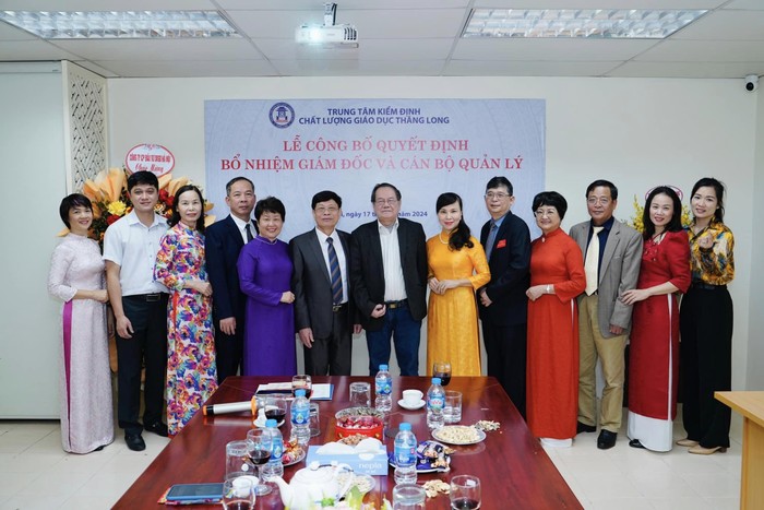 Hình ảnh tại lễ công bố quyết định bổ nhiệm giám đốc và cán bộ quản lý của Trung tâm Kiểm định chất lượng giáo dục Thăng Long (Ảnh: Trung tâm cung cấp) 428625227_7701634233182563_777595416659972746_n.jpg