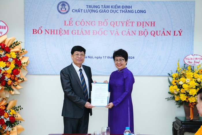 Tiến sĩ Phí Thị Nguyệt Thanh, thừa ủy quyền Công ty Cổ phần đầu tư và phát triển giáo dục Hà Nội trao Quyết định cho tân Giám đốc – Tiến sĩ Nguyễn Văn Đường. (Ảnh: Trung tâm cung cấp) 428628018_7701633303182656_3874720126186049561_n.jpg