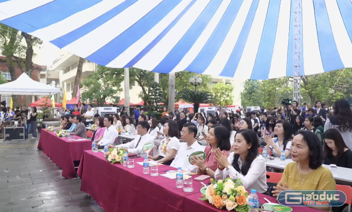 Sự kiện thu hút được sự tham gia của đông đảo phụ huynh và học sinh. GDVN_AJC (1).png