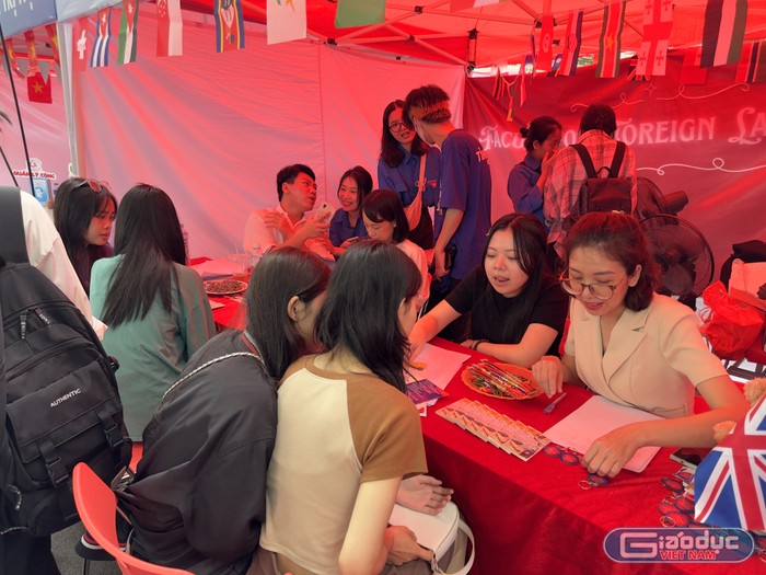 Các bạn học sinh hào hứng tới các gian hàng tìm hiểu về từng chuyên ngành đào tạo. GDVN_AJC (6).jpeg