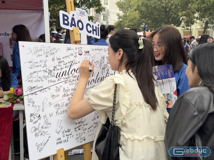 Các bạn học sinh hào hứng tham gia hoạt động tại ngày hội. GDVN_AJC (7).jpeg