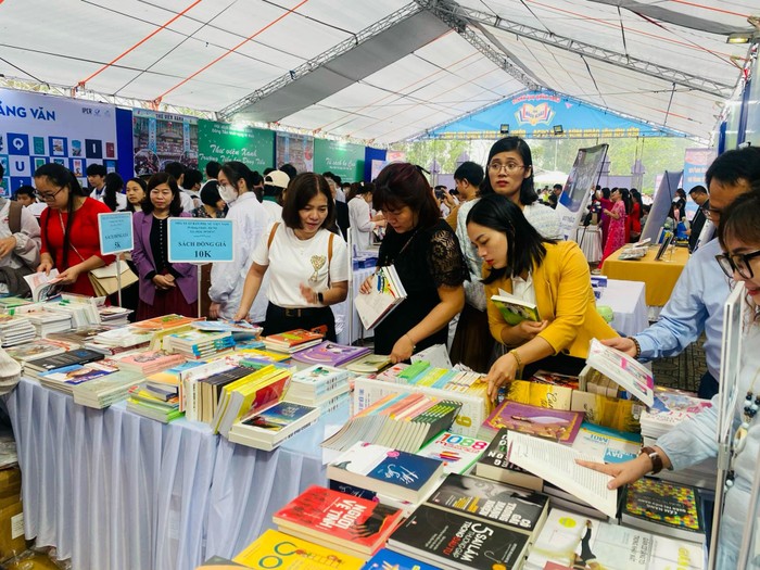 Nhà xuất bản Phụ nữ Việt Nam tham dự Hội sách Đông Tiến - Bắc Ninh. (Ảnh: Nhà xuất bản cung cấp) NXB PN tham dự Hội sách Đông Tiến - Bắc Ninh.jpg