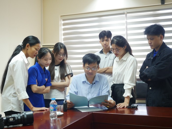 Các bạn sinh viên luôn được giảng viên hướng dẫn tận tình. (Ảnh: NTCC) P1470564.JPG