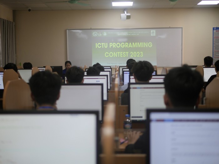 Sinh viên Trường Đại học Công nghệ thông tin và Truyền thông Thái Nguyên tham gia cuộc thi lập trình. (Ảnh: NTCC) Programming contest.jpg