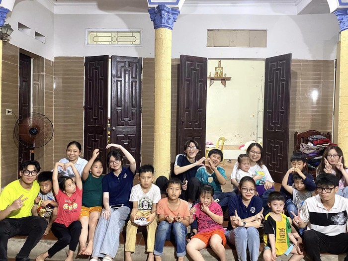Sinh viên Trường Quốc tế - Đại học Quốc gia Hà Nội dạy học cho các trẻ em ở Mái Ấm Thiên - nhà trẻ mồ côi tại Hoà Lạc. Ảnh 1.jpg