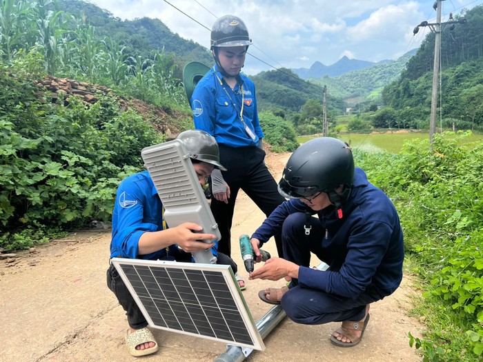 Sinh viên Trường Quốc tế lắp đặt đèn bằng năng lượng mặt trời tại Cao Bằng trong chương trình Mùa hè xanh 2023. Ảnh 2.jpg