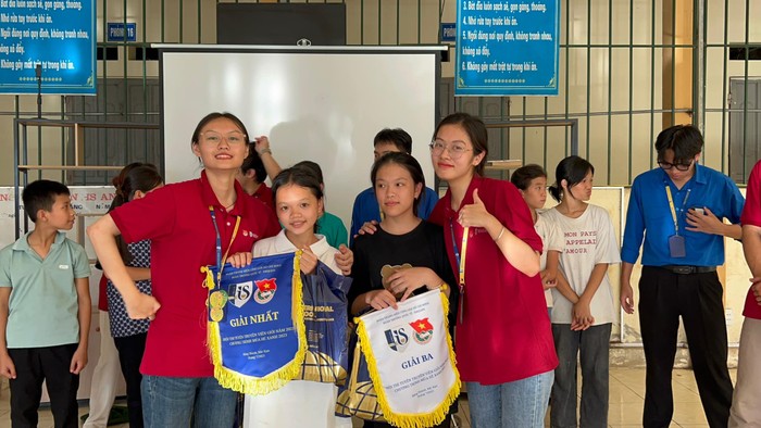 Sinh viên Trường Quốc tế dạy học cho các em nhỏ tại Bắc Kạn trong chương trình Mùa hè xanh 2023. Ảnh 3.jpg