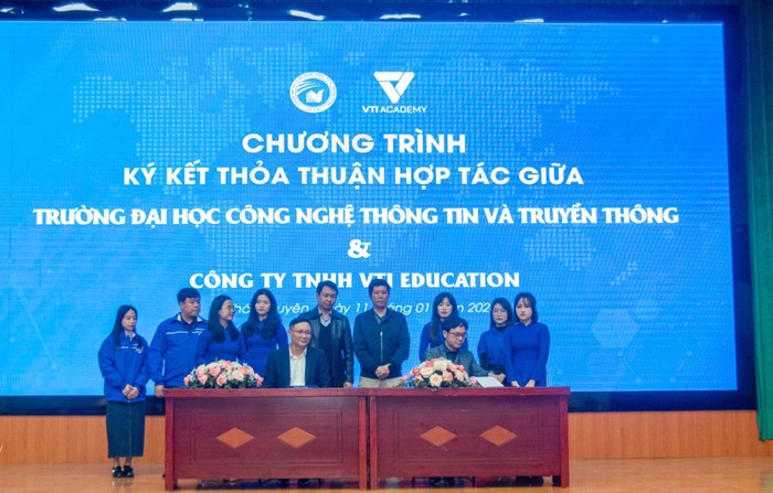 Nhà trường cũng ký kết hợp tác với nhiều doanh nghiệp mở ra các cơ hội thực tập và nghề nghiệp hấp dẫn cho sinh viên. (Ảnh: NTCC) Chương trình kí kết.jpg