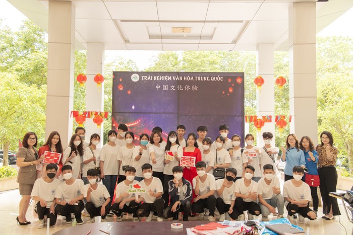Nhà trường tổ chức nhiều hoạt động cho sinh viên trải nghiệm văn hóa Trung Quốc. (Ảnh: NTCC) 279559775_2278603828964800_591166800780903783_n.jpg