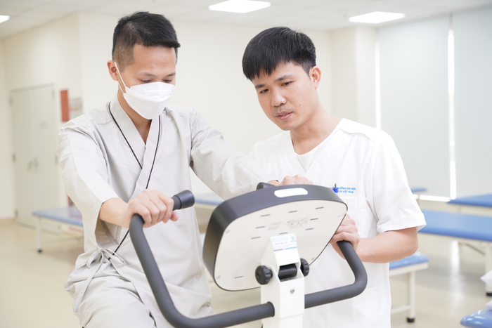 Thạc sĩ Đỗ Minh Hải (bên phải), giảng viên ngành Kỹ thuật phục hồi chức năng, Trường Đại học Y khoa Tokyo Việt Nam. (Ảnh: NVCC) unnamed (13).png