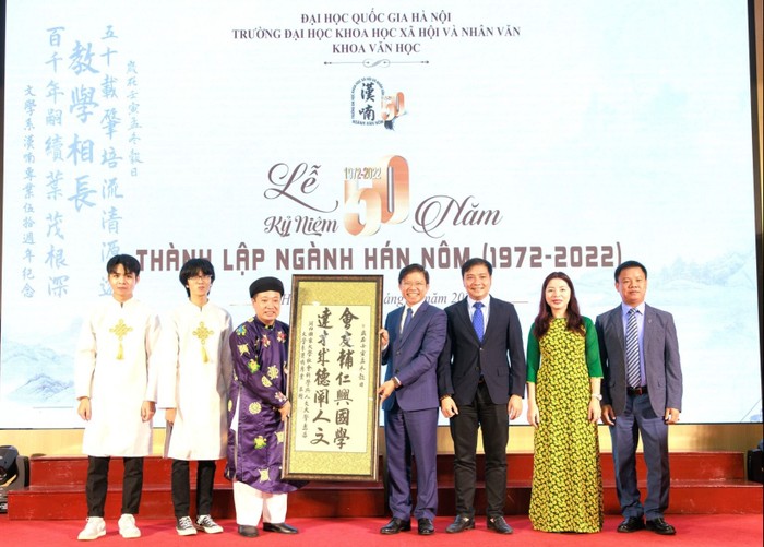 Tiến sĩ Đinh Thanh Hiếu tặng thư pháp (do chính thầy và sinh viên của bộ môn thực hiện) cho Trường Đại học Khoa học Xã hội và Nhân văn - Đại học Quốc gia Hà Nội. (Ảnh website trường) Tiến sĩ Đinh Thanh Hiếu tặng thư pháp (do chính thầy và sinh viên của Bộ môn thực hiện) cho Trường Đại học Xã hội và Nhân văn, Đại học Quốc gia Hà Nội . Ảnh website trường .jpg