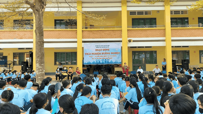 Trường Trung học phổ thông Nguyễn Văn Trỗi, Tây Ninh tổ chức hoạt động hướng nghiệp cho học sinh. (Ảnh: website Sở Giáo dục và Đào tạo tỉnh Tây Ninh) hinh12.png