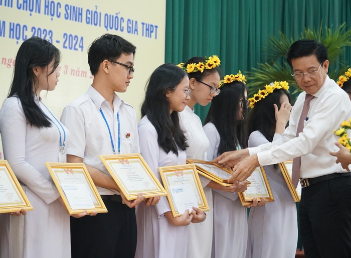 Giám đốc Sở Giáo dục và Đào tạo tỉnh Tây Ninh tặng giấy khen cho học sinh đạt giải cao trong kỳ thi chọn học sinh giỏi quốc gia năm học 2023-2024. (Ảnh: website Sở Giáo dục và Đào tạo tỉnh Tây Ninh) tdhsgqg-hd-4.jpg