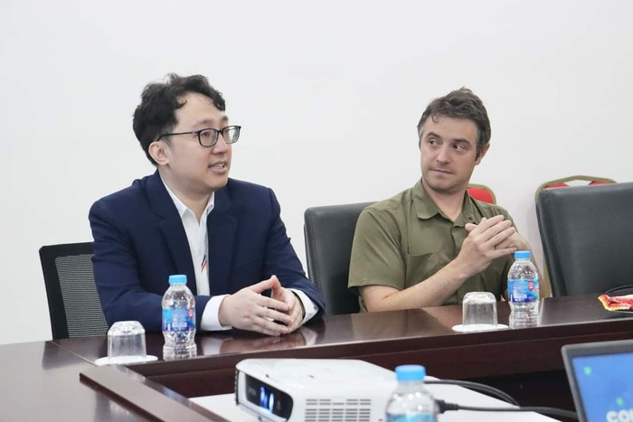 Thầy Ngô Huy Tâm (bên trái) - Nguyên Chủ nhiệm Chương trình quốc tế, Trường Phổ thông liên cấp Phenikaa. (Ảnh: NVCC) Thầy Ngô Huy Tâm (bên trái) - Nguyên Chủ nhiệm Chương trình quốc tế, Trường Phổ thông liên cấp Phenikaa. (Ảnh: NVCC)