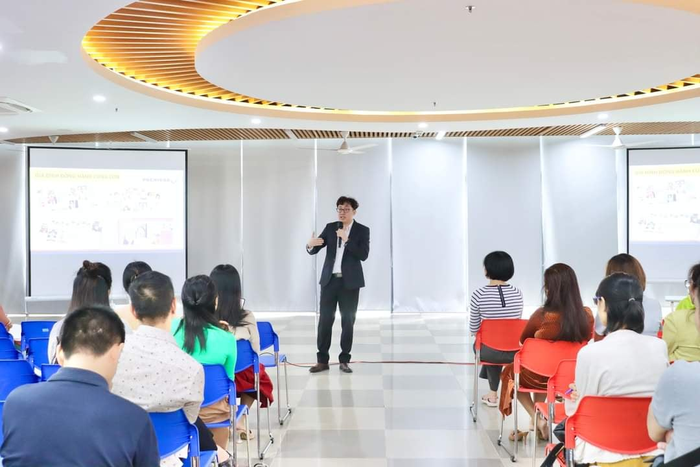 Thầy Ngô Huy Tâm trong một buổi chia sẻ. (Ảnh: NVCC) Thầy Ngô Huy Tâm trong một buổi chia sẻ. (Ảnh: NVCC)