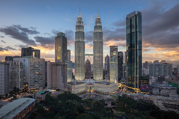 Tháp đôi Petronas tại Thủ đô Kuala Lampur (Malaysia), từng giữ danh hiệu tòa nhà cao nhất thế giới vào thời điểm khánh thành, và hiện vẫn là tòa tháp đôi cao nhất thế giới 04 Tháp đôi Petronas - Malaysia.jpg
