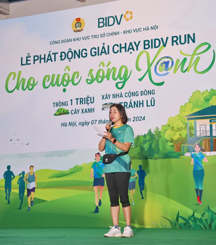 Bà Vũ Thị Nga - Phó Chủ tịch thường trực Công đoàn BIDV, Phó Trưởng Ban Tổ chức Giải chạy - phát biểu tại Lễ phát động Giải chạy BIDVRUN 2024. Anh 02.JPG