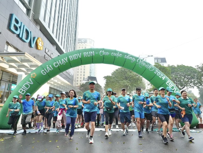 Các vận động viên xuất phát tham gia Giải chạy “BIDVRUN - Cho cuộc sống Xanh” năm 2024. Anh 03.jpg