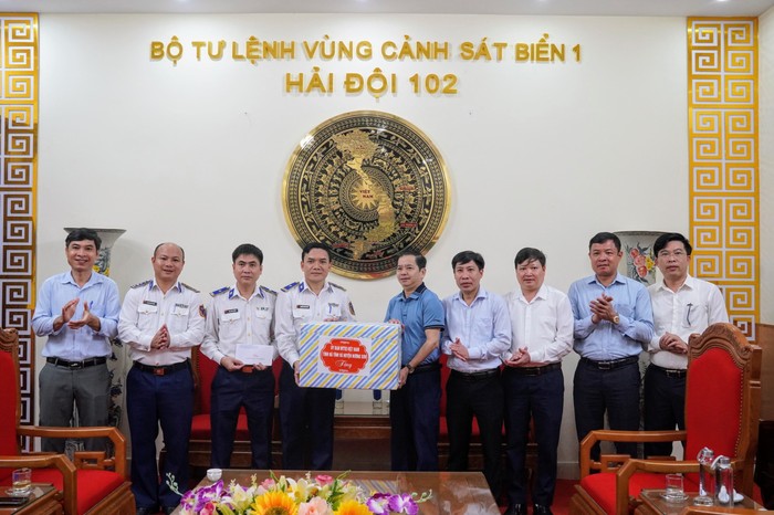Đoàn Ủy ban mặt trận Tổ quốc tỉnh Hà Tĩnh và Huyện ủy Hương Sơn tặng quà cán bộ, chiến sĩ Hải đội 102. z5323438377284_4f80bcaf18aff57a58b6de21596cf16a.jpg