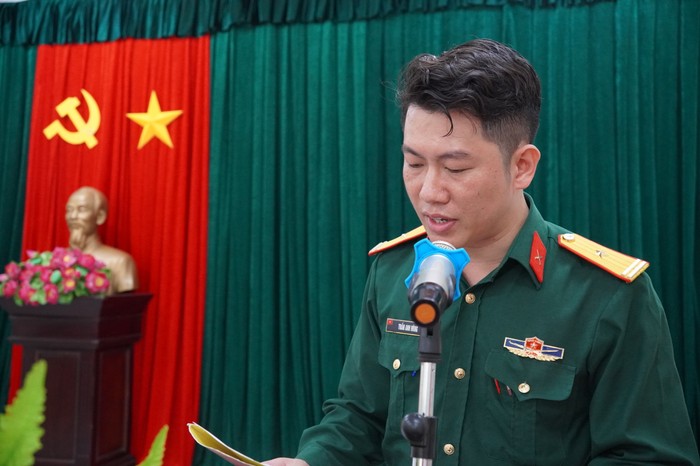 Thiếu tá Trần Văn Hùng - Chính trị viên Tiểu đoàn hỗn hợp đảo Hòn Mắt giới thiệu về lịch sử, truyền thống anh hùng của tiểu đoàn. z5323438428598_f47c4ed282fdc5d0c8209eb8b2159cbb.jpg