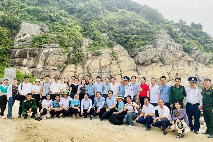 Đoàn chụp ảnh lưu niệm trên đảo Hòn Mắt. z5323438431604_6144fad1c7a4e6dc7756b76d0964d8f7.jpg