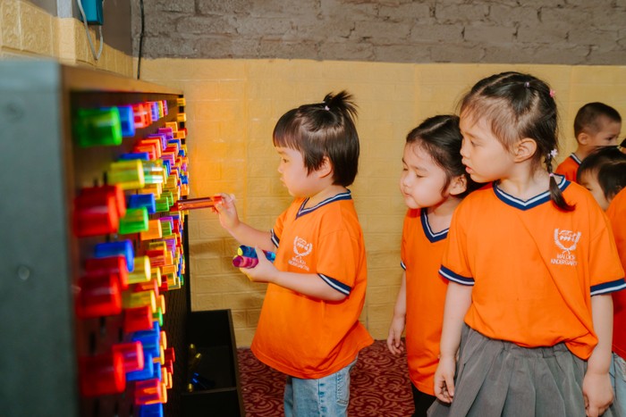 Trẻ hứng thú khám phá. HiTechsteam1.jpg