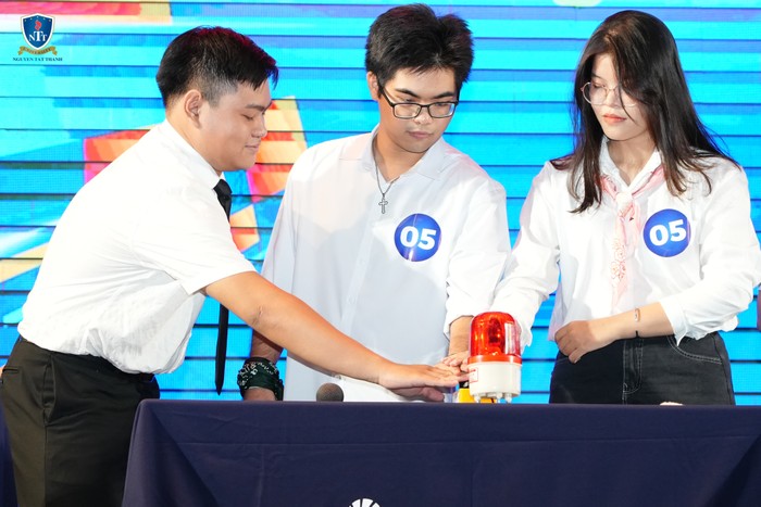 Phần thi đồng đội của nhóm sinh viên Nguyễn Trọng Tùng Anh, Phạm Nguyễn Duy Đan và Trương Ngọc Minh thuộc khoa Y, Trường ĐH Nguyễn Tất Thành. Phần thi đồng đội của nhóm sinh viên Nguyễn Trọng Tùng Anh, Phạm Nguyễn Duy Đan và Trương Ngọc Minh thuộc khoa Y Trường ĐH Nguyễn Tất Thành (1).jpg