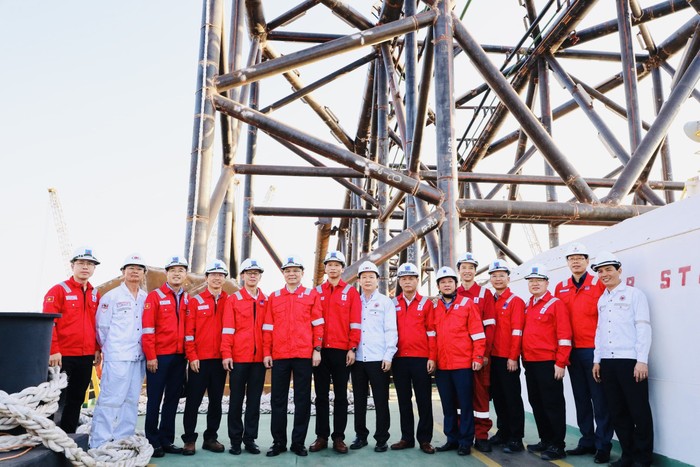 Chủ tịch Hội đồng thành viên Petrovietnam Lê Mạnh Hùng và lãnh đạo PVEP, Vietsovpetro tại buổi lễ. 1.jpg