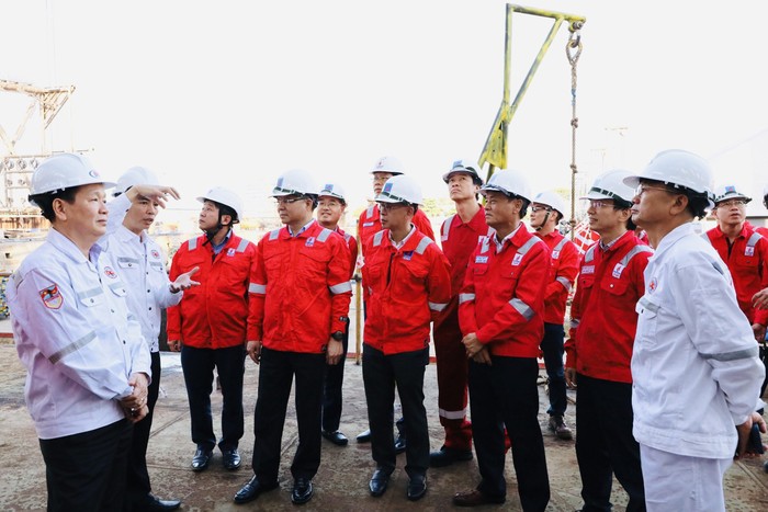 Chủ tịch Hội đồng thành viên Petrovietnam Lê Mạnh Hùng nghe báo cáo về dự án. 2.jpg