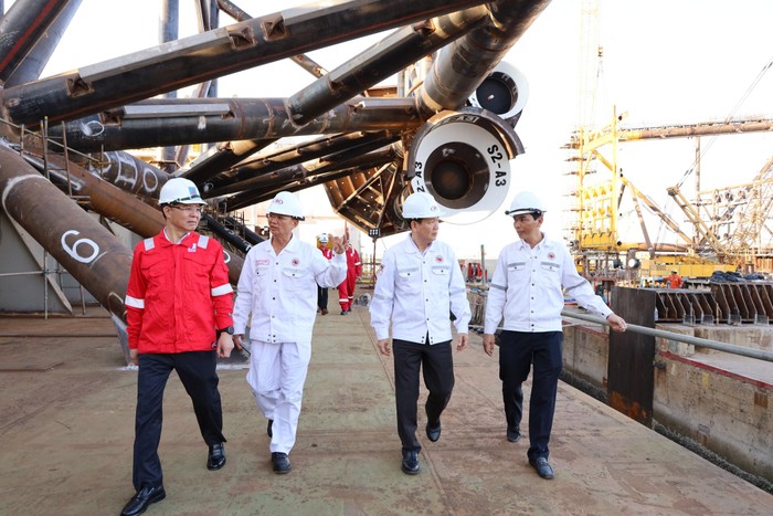 Chủ tịch Hội đồng thành viên Petrovietnam Lê Mạnh Hùng thị sát công trường dự án. 4.jpg